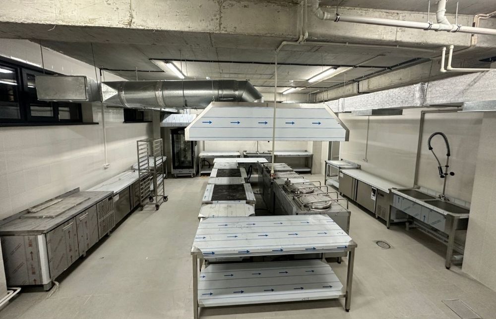 Кухонные оборудование стол мойка стеллажи