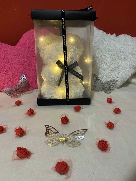 Елегантно мече от рози -изненада,която остава завинаги