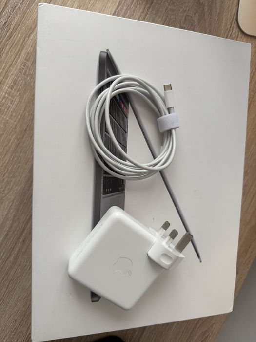 Impecabil Apple Macbook  Pro 13.3 i5 16 gb 1 TB 3 thunderbolt