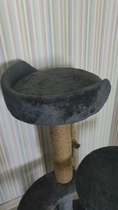 Продам лежанку для кошки с когтеточкой