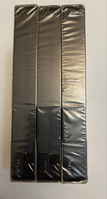Casete VHS goale sigilate.