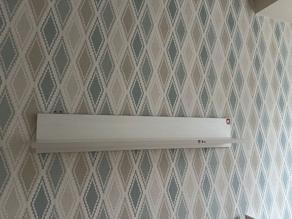 Две кровати и две полочки