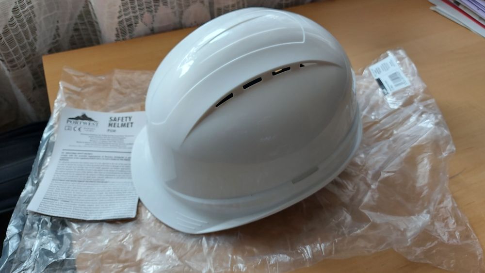 Каска за работа на височина и спортно катерене