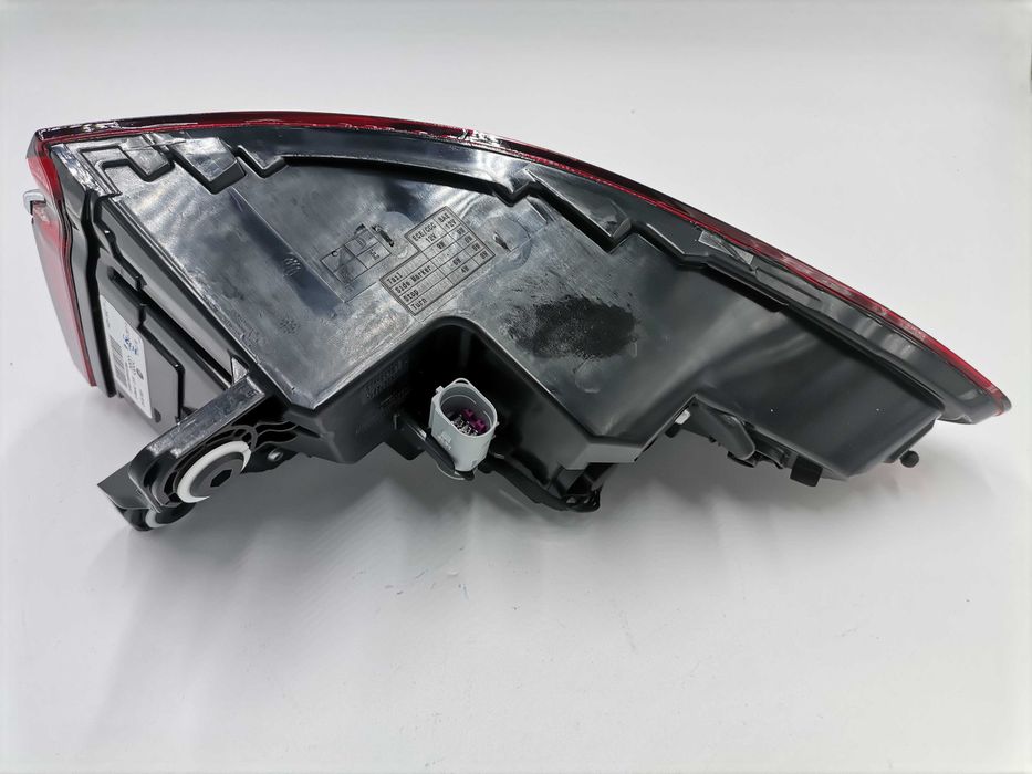 Нов 4N0945207R Audi S8 A8 4N D5 OLED Десен Стоп