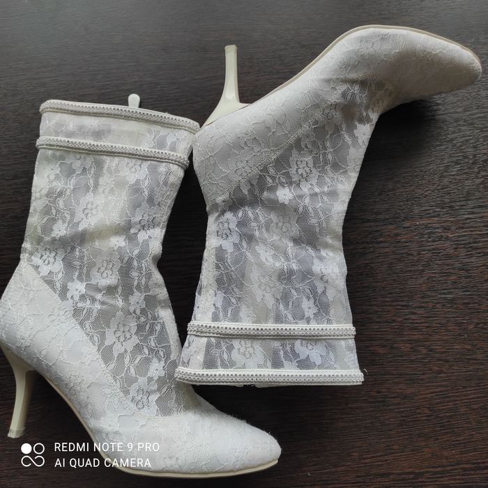 Элегантные свадебные сапожки