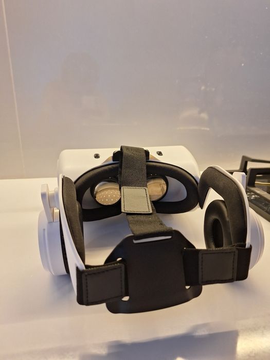 Продам VR очки с джойстикам