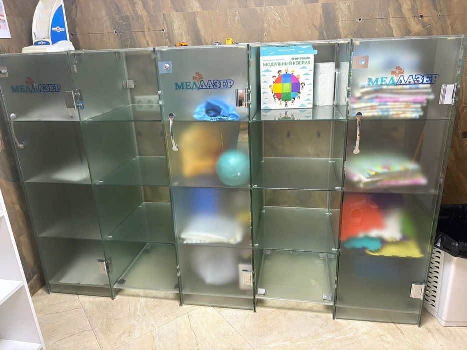 Стеклянный шкафчик