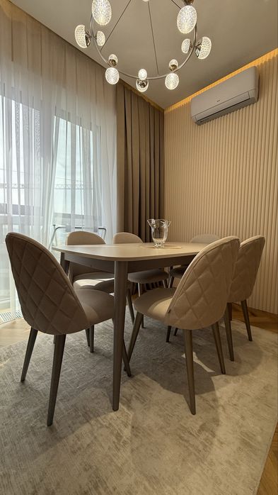 Стол для гостей со стульями