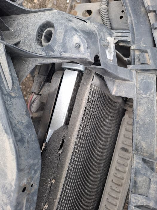 Vand intaritura bara  tragher faruri capota radiatoare ford focus 2 mo