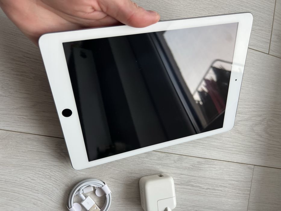 • Ipad  Gen 6  • cu SIM •