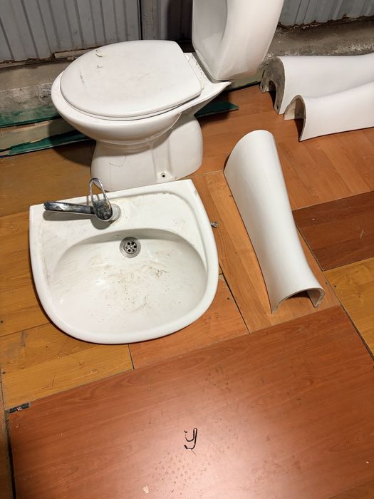 Унитаз с бочком раковина бу 7000