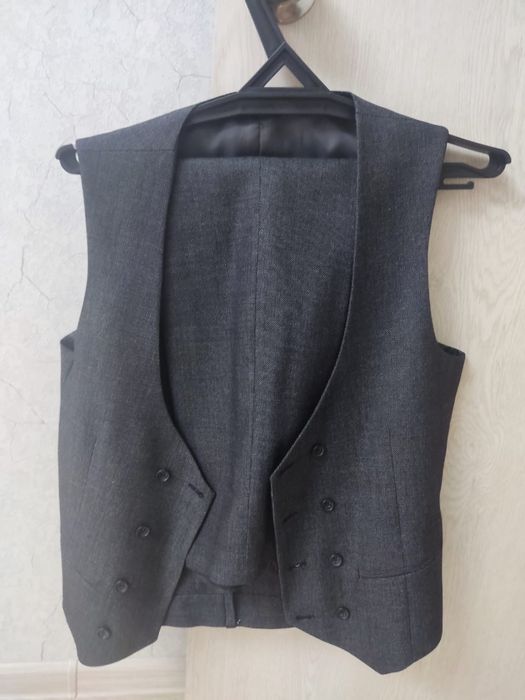 Продам костюм тройка размер 48