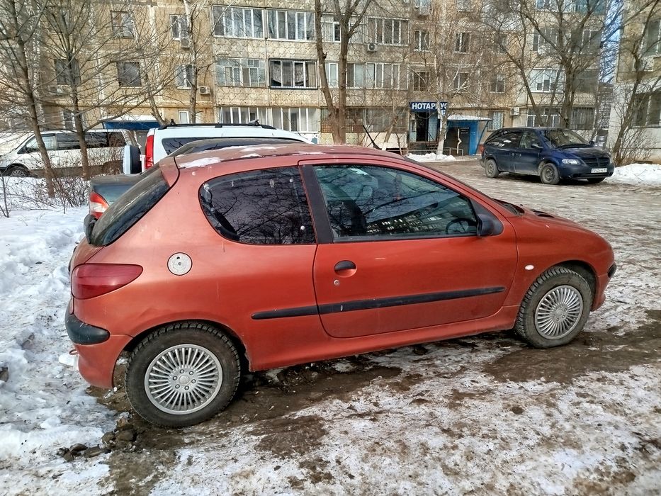 Машина Пежо 206.