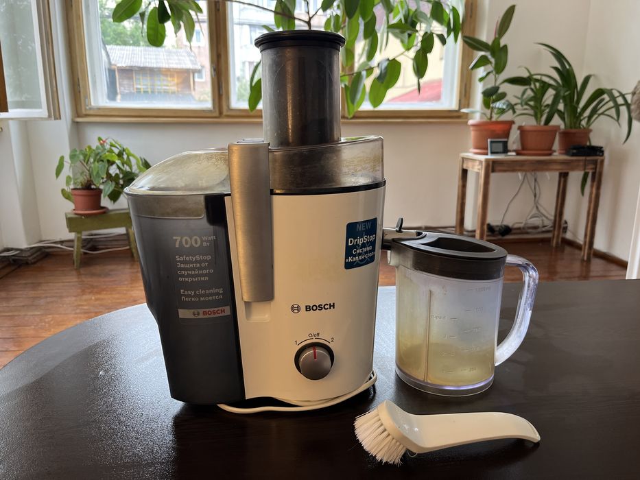Storcător de fructe și legume Bosch, 700W, complet (DripStop)