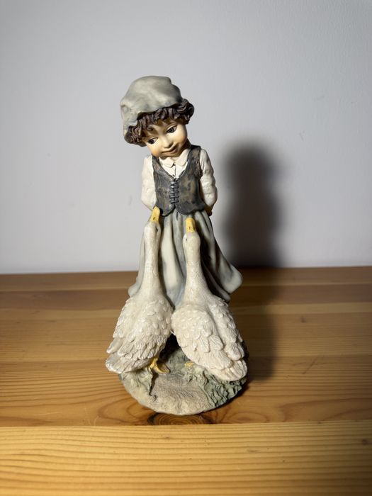 Figurină fetița cu gâște stil pastoral, pictată manual, 14-16 cm