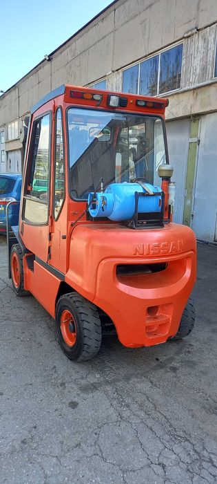 Продавам газокар НИСАН 3 тона. Цената е с ДДС.