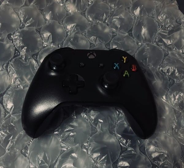 Xbox One X 1TB – 4K REAL – ca noua – Pachet cu 8 Jocuri