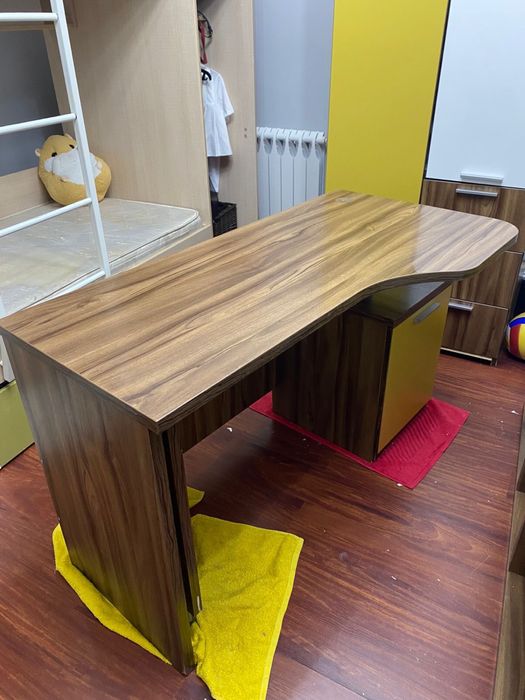 Продам стол ,шкаф,полку