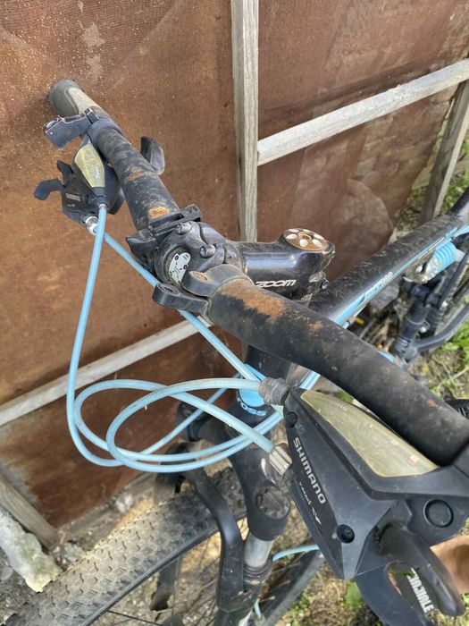 Vând trei biciclete - două pentru adulți, una pentru copilași