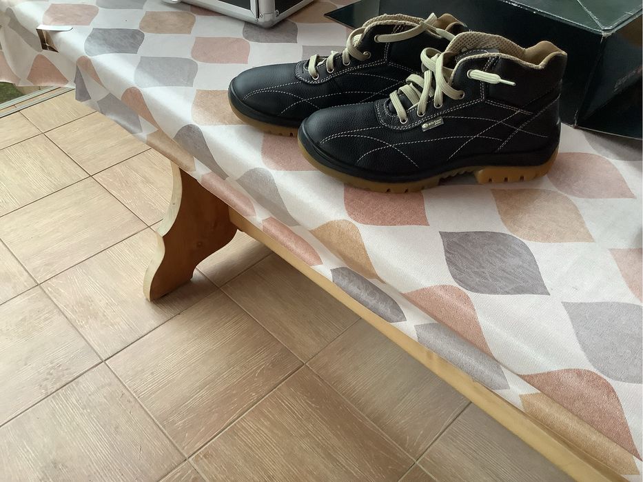 Vind papuci/ bocanci Sixton