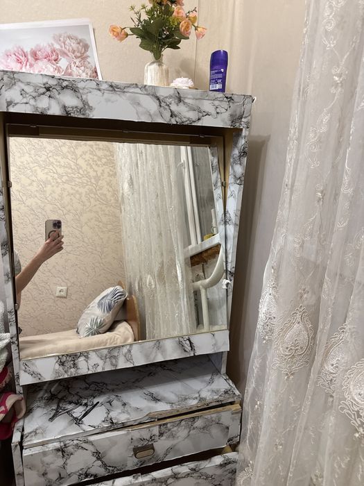 Продам зеркало с тумбой