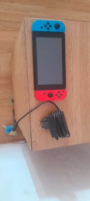 Vând Nintendo Switch cu două jocuri și încărcător
