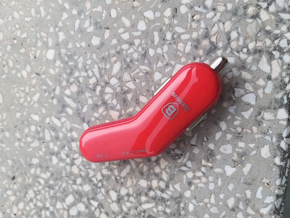 Зарядно за кола червено