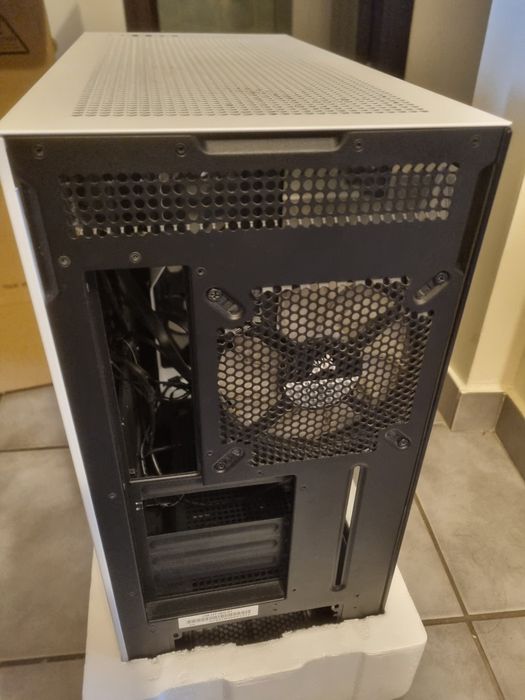 Carcasa NZXT H7 + Cooler Corsair H150i