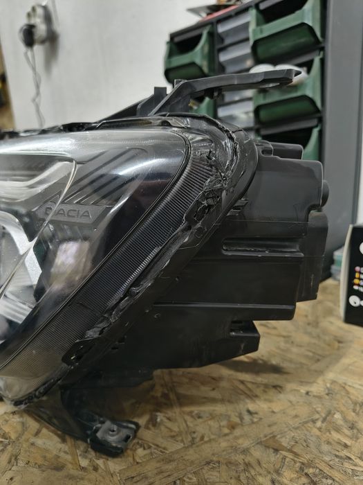 Far stânga Dacia Duster 2
