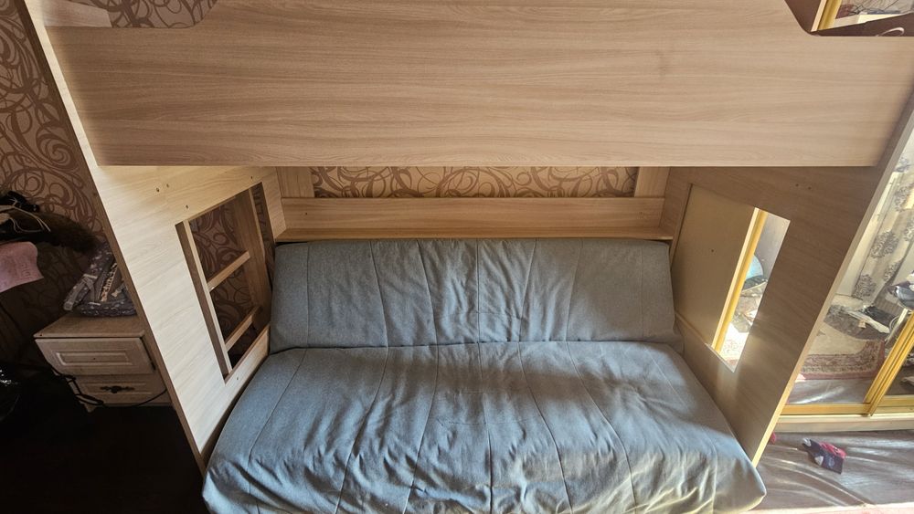 Двухэтажный кровать