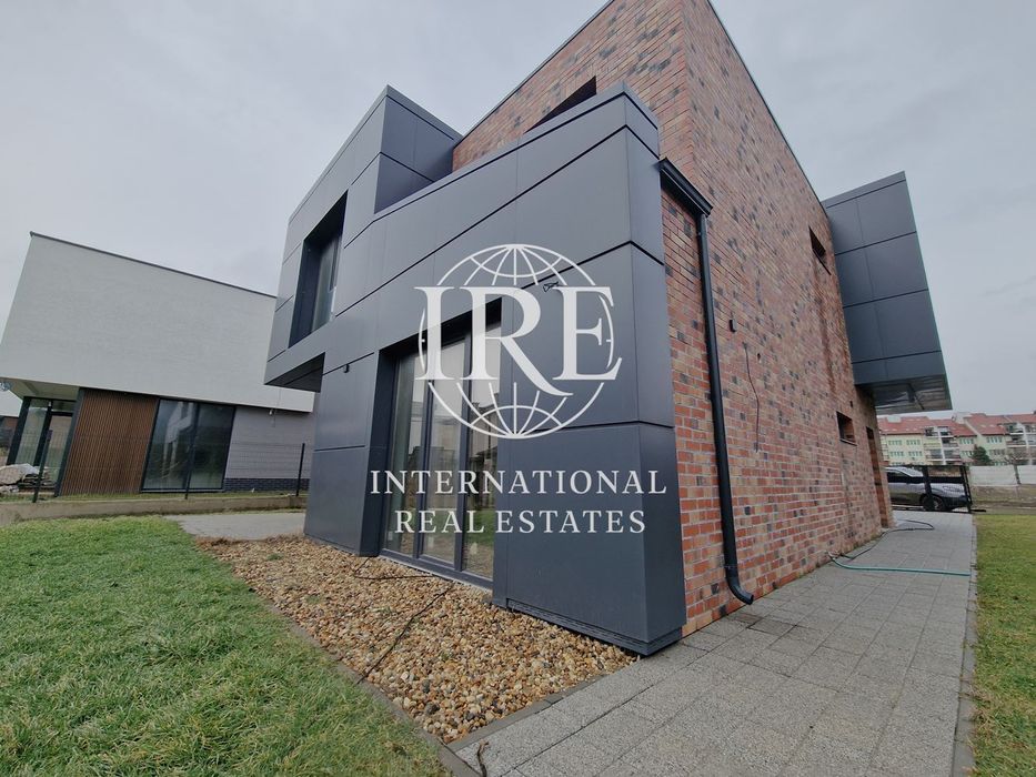 Иновативна двуетажна къща! Луксозен имот! На минути от морето и плажа!