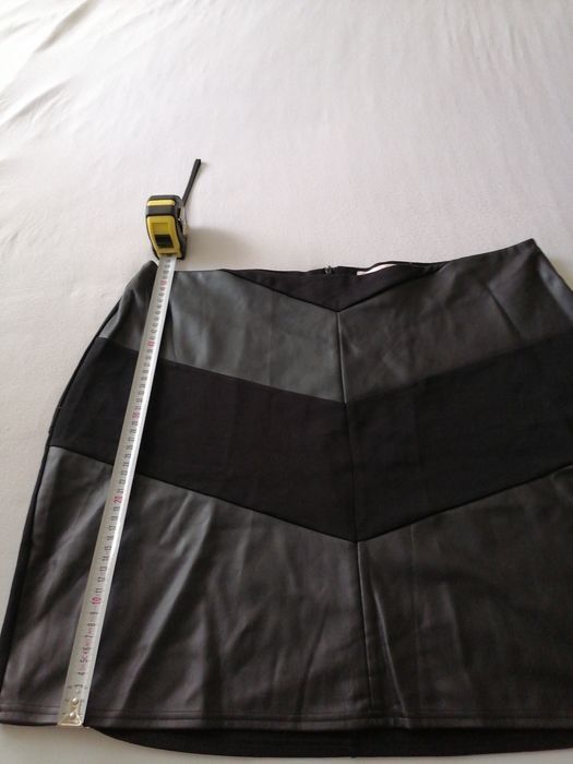 Черна кожена пола за смели и богати на размер дами.