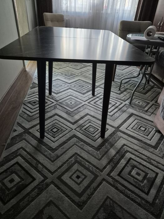 Продам стол чёрный.