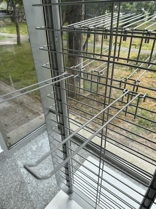 Suport vanzare produse cu carlige configurabil