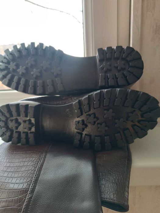 Женские зимние кожаные тёплые сапоги.