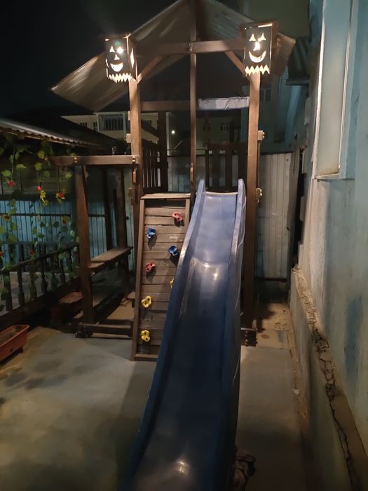 Детский игровой домик с горкам