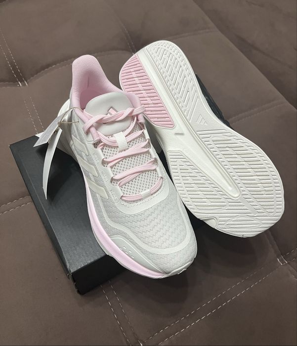Продам кроссовки Adidas размер 37