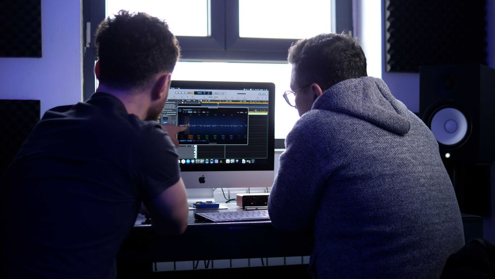 Inkmusic.ro - scoala privata de muzica, cauta in Sibiu profesori colaboratori de muzica (percutie, chitara, pian, canto)