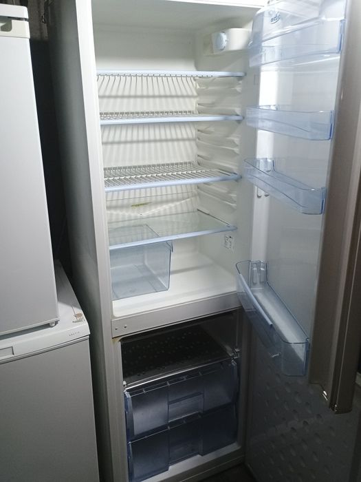 Frigider tip combină frigorifică înaltă WYT220/187