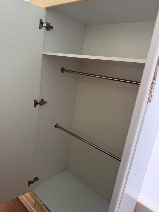 Detskiy shkaf va dars qiladigan stol stul sotiladi