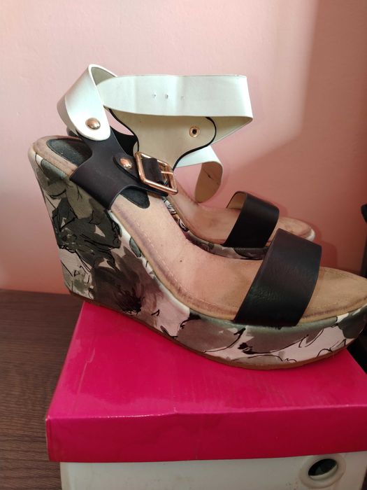 Сандали с платформа