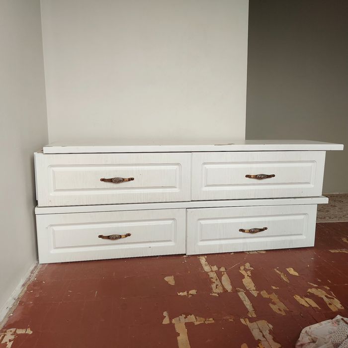 Шкаф 4 полка сурочна продам.