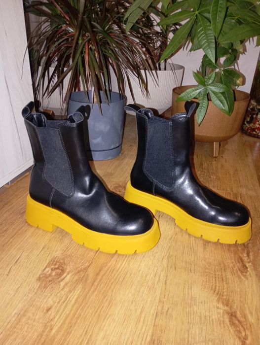 Боти Mango. Продавам за 30 лв.