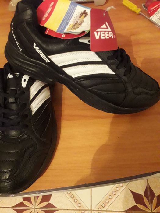 Adidași VEER de vânzare