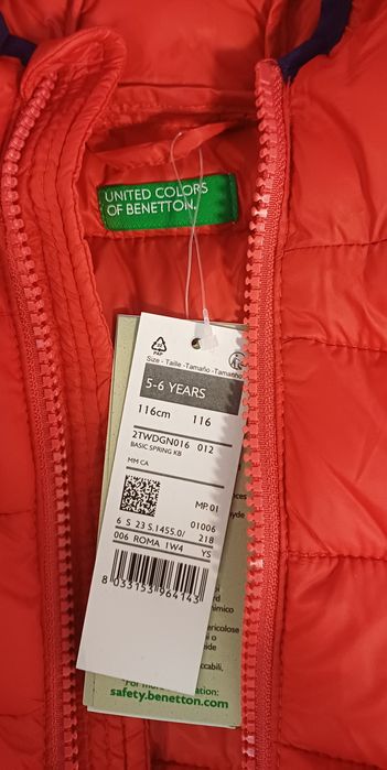 Geaca noua usoara cu gluga rezistenta la apa BENETTON marimea 116 cm rosu inchis