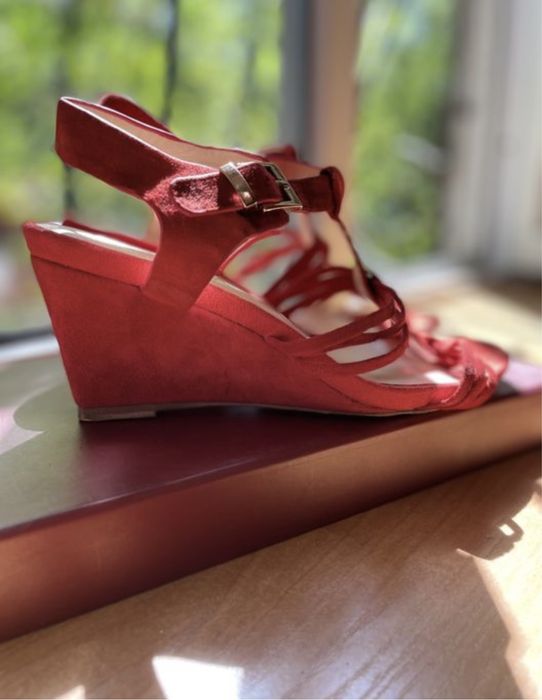 Босоножки красные