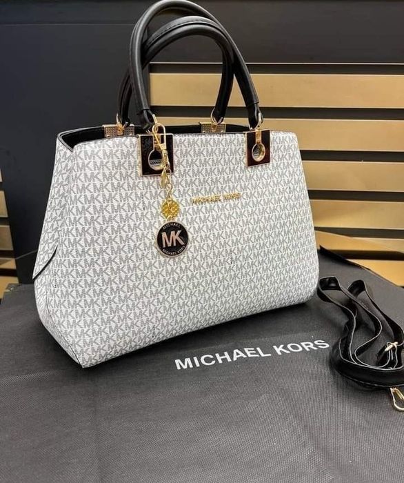 Geanta damă Michael Kors, logo metalic auriu,curea detasabila, saculet
