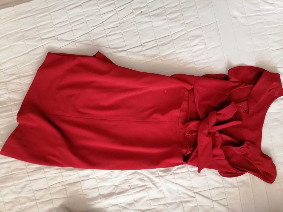 Червена рокля с гол гръб