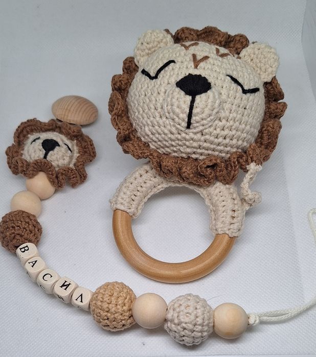 Комплект дрънкалка и клипс за биберон с име - Лъвчета