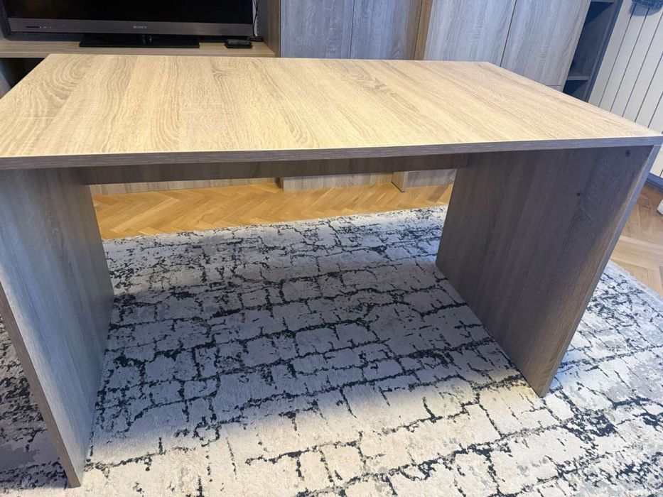 Продавам ученическо бюро с размери 120/70 см, запазено, няма нараняван